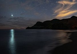 Reflejo de Venus en el mar y estrella fugaz