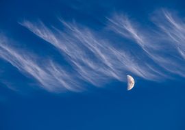 Cirrus. The veils of the Moon