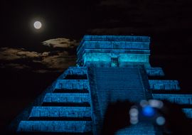 Phone, mayas and full Moon. Chichen Itzá. México
