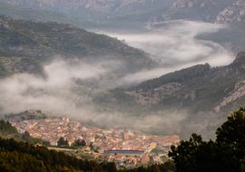 Pueblo de Vandellòs en el valle, con nieblas. Tarragona
