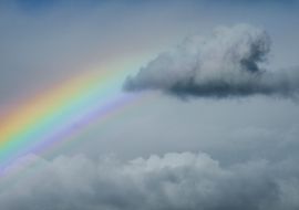 Cumulus humilis, en flecha, y arco iris