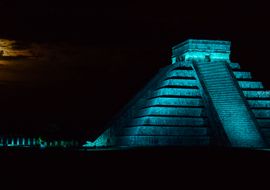 Chichén Itzá con luna llena